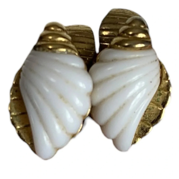 Shell Shaped Clip On Earrings Gold Tone White Avon VTG Costal Beach Dainty - Picture 5 of 6